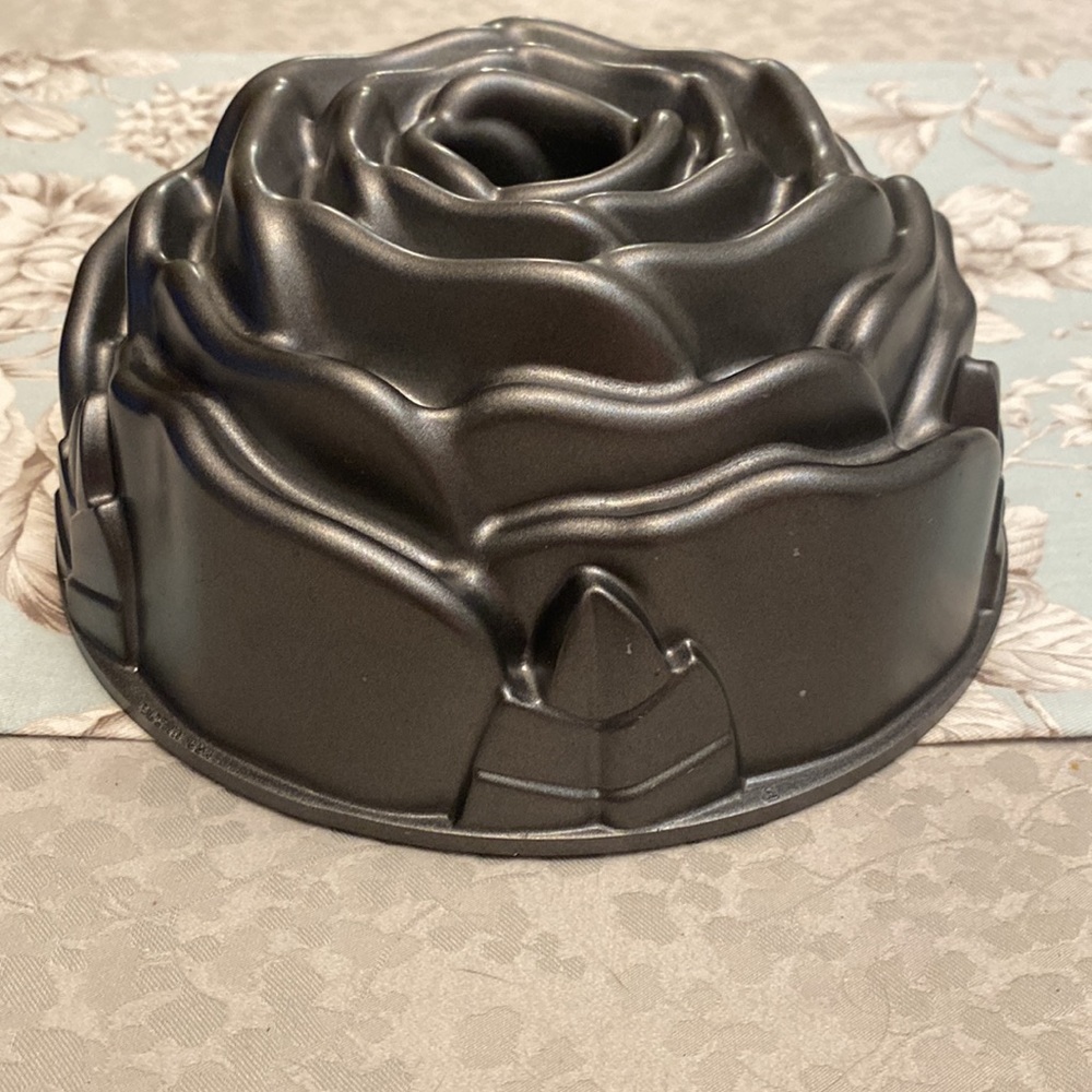 Nordic Ware Platinum Collection 10 cup Rose Bundt Pan Heavy Cast Aluminum - Picture 2 of 6